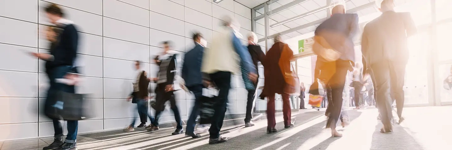 Hektische Menschenmenge in öffentlichem Gebäude
