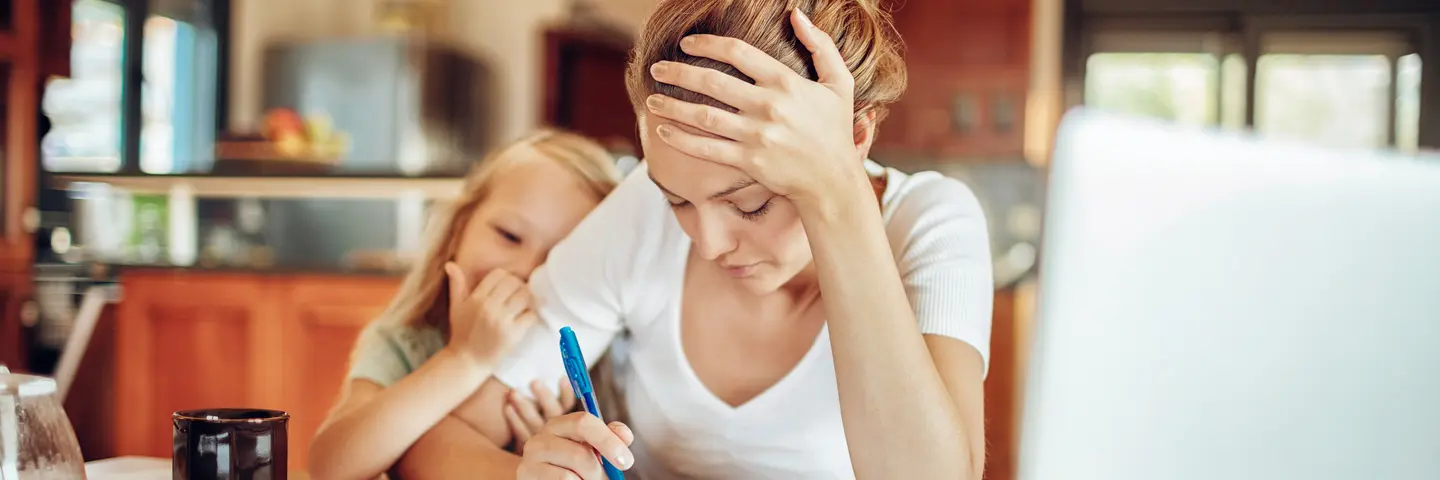 Mutter mit Kind bei der Arbeit am Schreibtisch