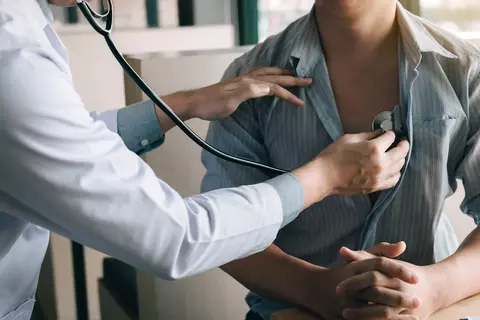 Patient lässt sich von Arzt untersuchen