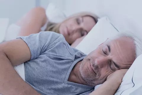 Paar schläft nebeneinnander 