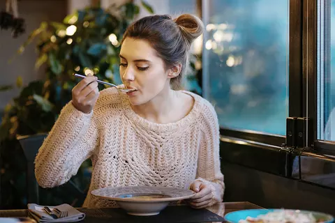 Frau beim Essen