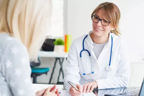 Patientin im Gespräch mit einer Ärztin