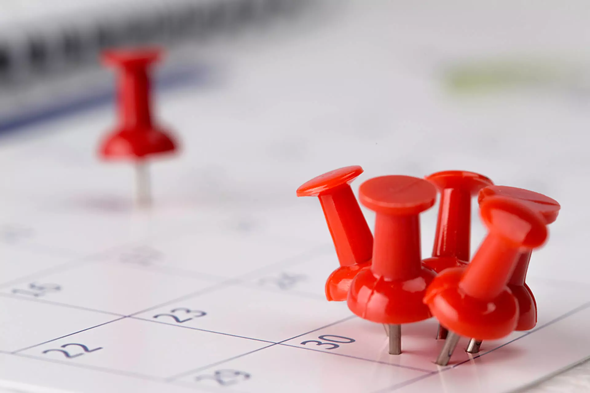 Stecknadeln auf Kalender