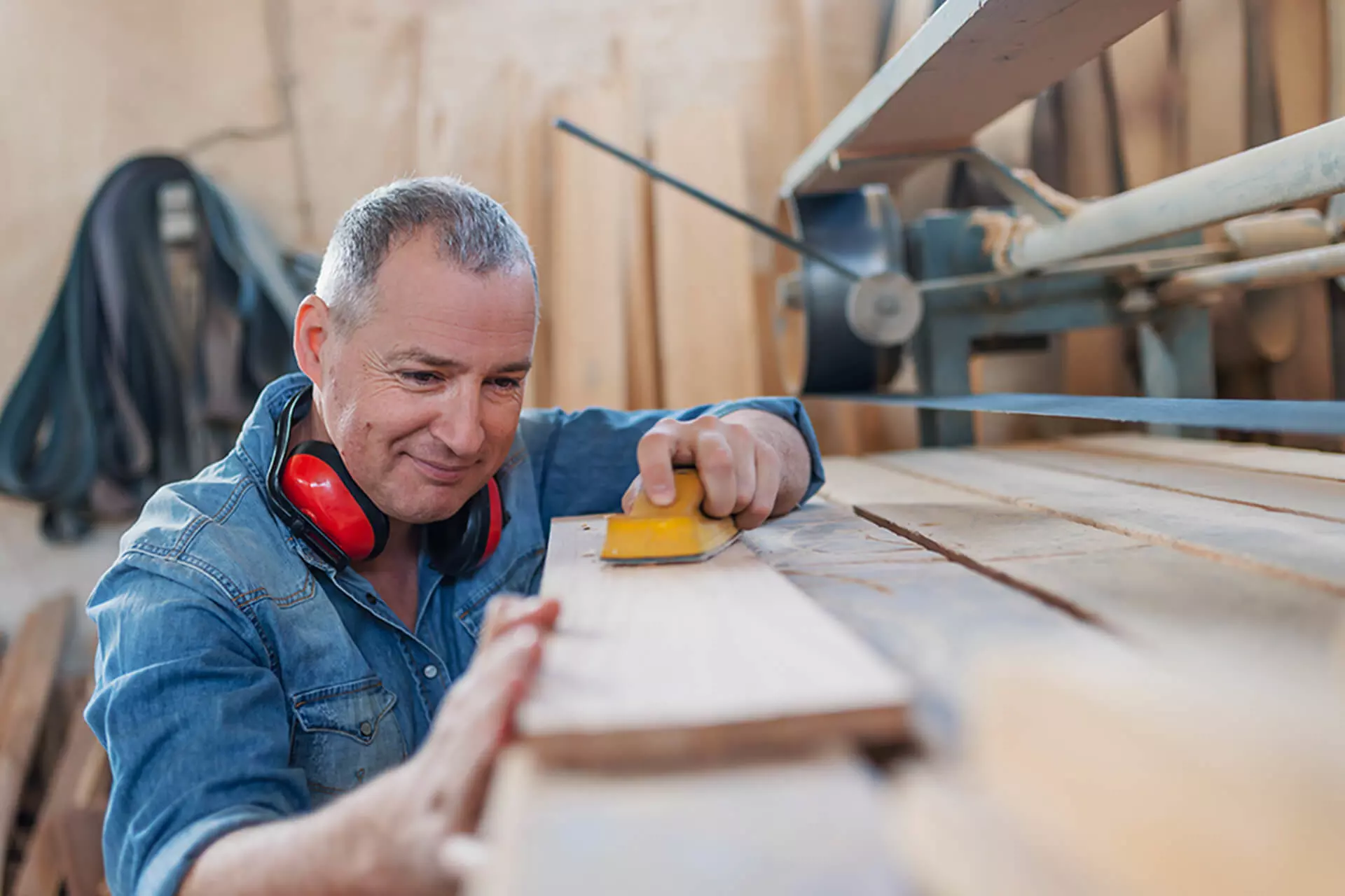 Mann schleift Holz