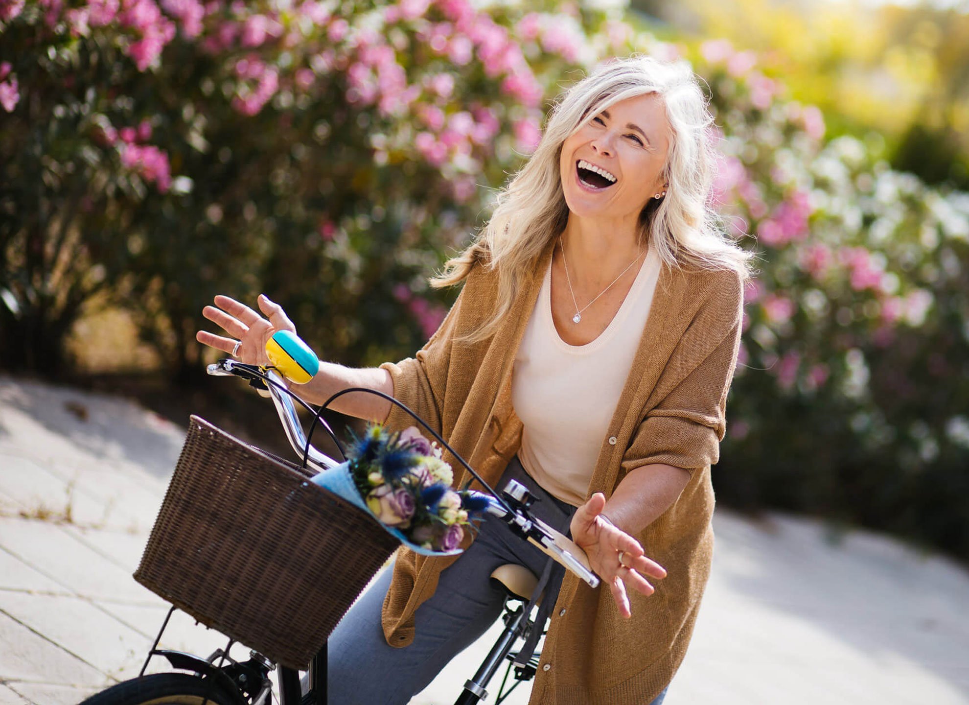 Frau fährt glücklich auf einem Fahrrad