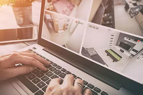 Überwachungskamera wird installiert