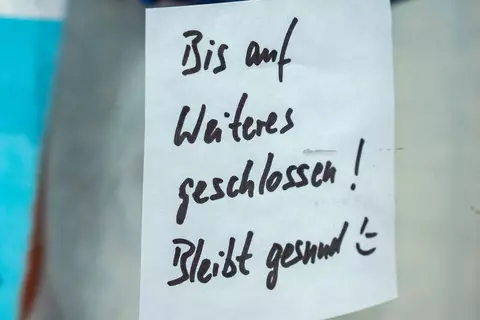 Zettel mit Aufschrift: Bis auf Weiteres geschlossen! Bleibt gesund