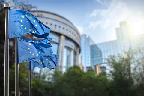 Europaflaggen wehen im Wind