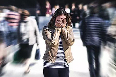 Überforderte Frau in einer Menschenmenge