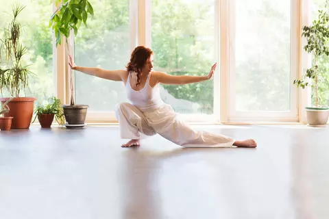 Frau macht Tai Chi