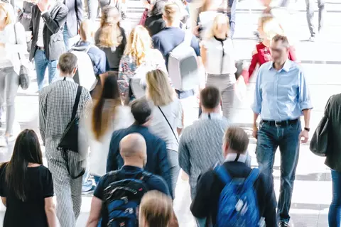 Menschenmenge auf einem öffentlichen Platz