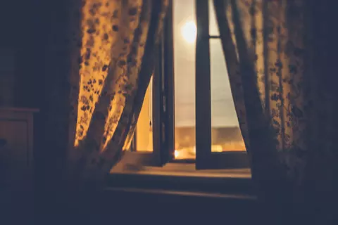 Offenes Fenster bei Nacht