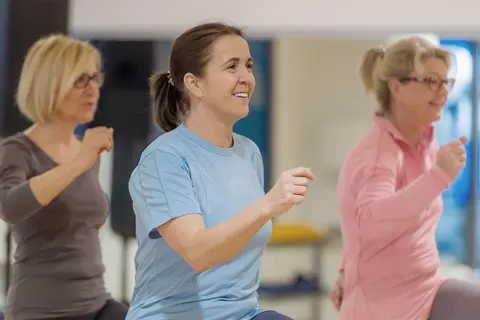 Drei Frauen machen Sport