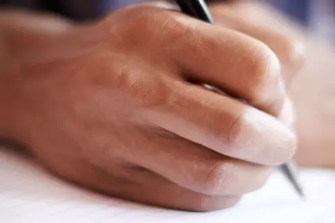 Hand mit Kugelschreiber
