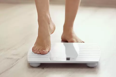Füße auf einer Waage