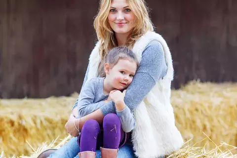 Mutter mit Kind im Arm