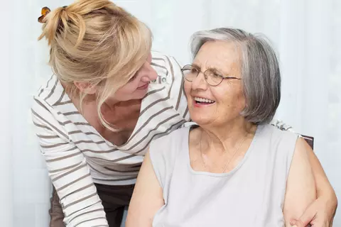 Mutter und Tochter lachen zusammen