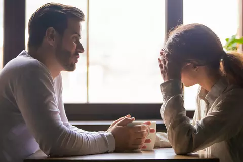 Vater und Tochter am Tisch vertieft in ein Gespräch